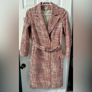 H&M long coat great for Fall/early Winter. Women’s size 8 In a good condition